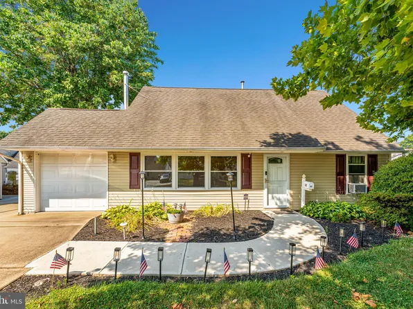 45 Kentucky Ln, Levittown, PA 19055