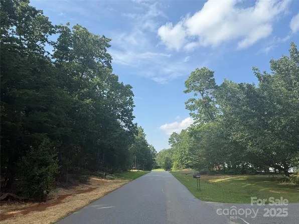 2897 Heathwood Dr, Maiden, NC 28650