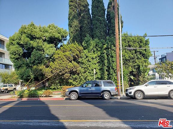 3rd image of 660 N Doheny Dr