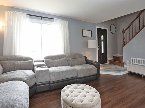 2nd image of 1004 E Streamwood Blvd