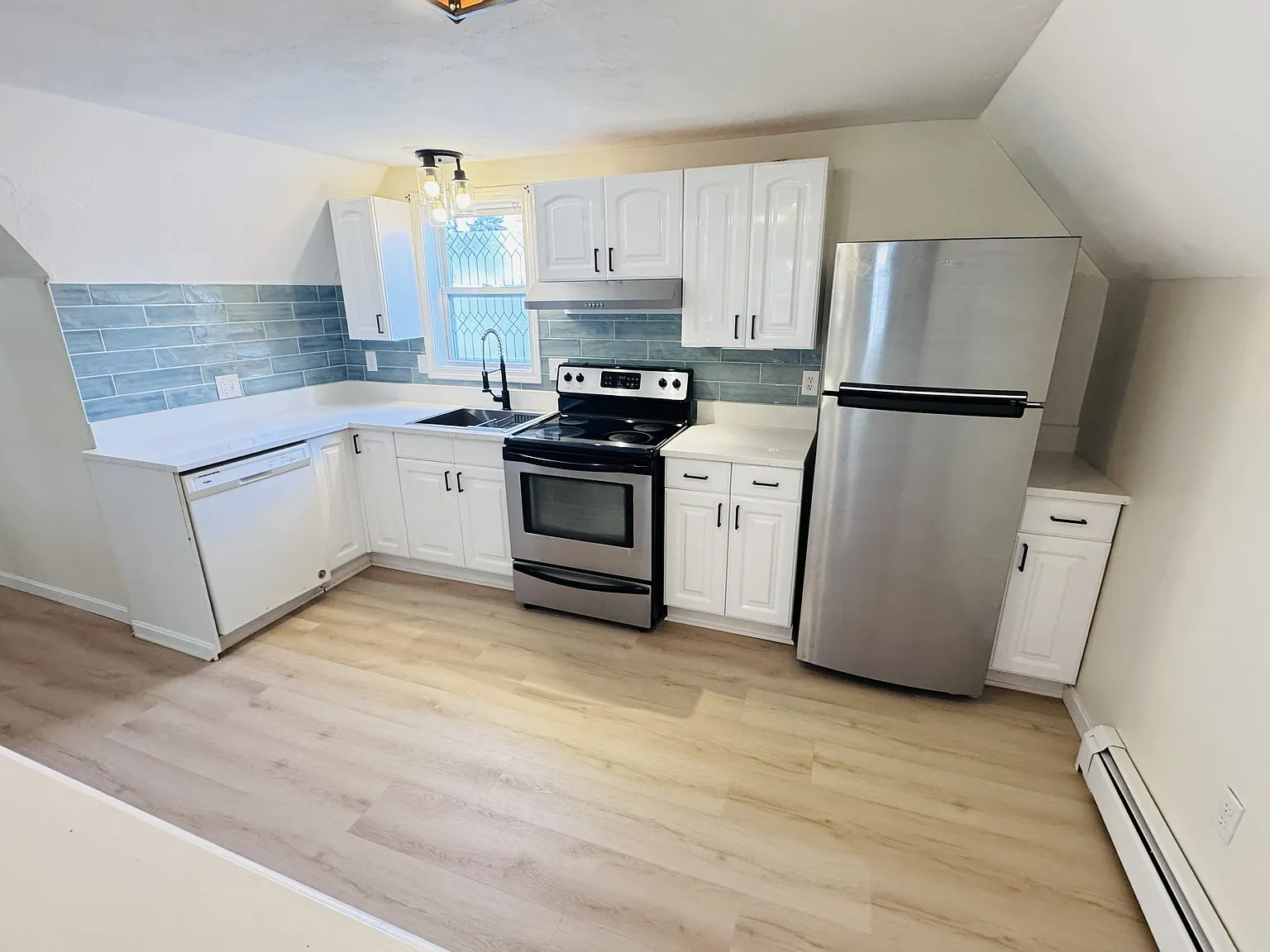 2 bed, 800 sqft, $2,400 — Photo 2