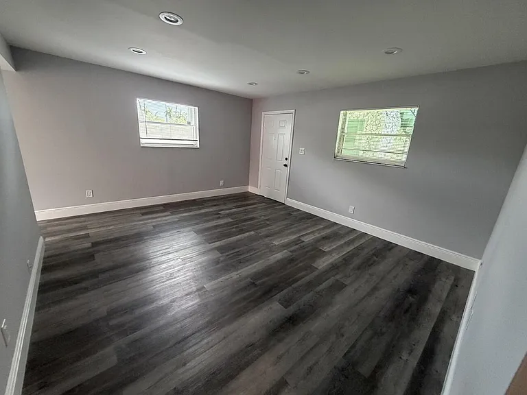 320 SW 1st St #D-4 — Photo 14