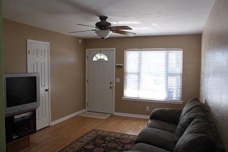 4th image of 909 W Mitchell Dr