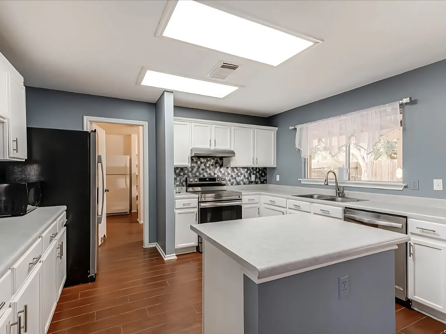 3 bed, 2096 sqft, $2,025 — Photo 3