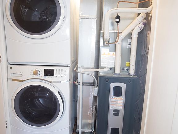 4th image of 3051 N Troy St #3