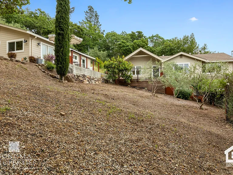 754 E Thomson Ave — Photo 24