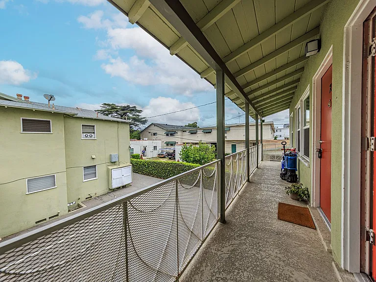 650 W Wilson Ave — Photo 18