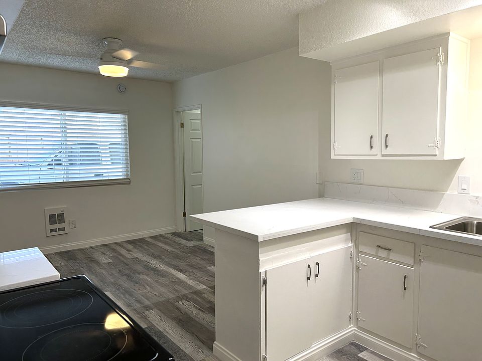 Living room and access to bedroom