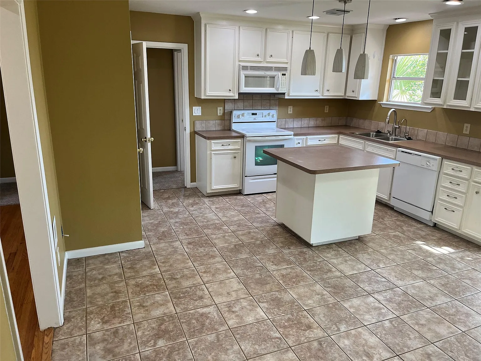 3 bed, 1.0 bath, 1134 sqft, $1,800 — Photo 3