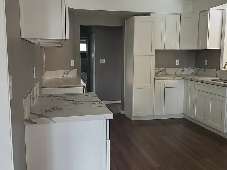 902 N Pass Ave — Photo 5