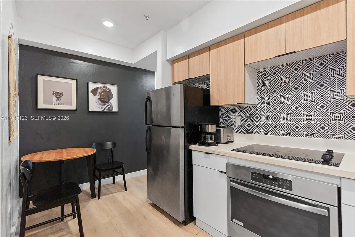 Building Photo - 810 7th St #102