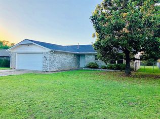 114 Elmview Dr, Chickasha, OK 73018