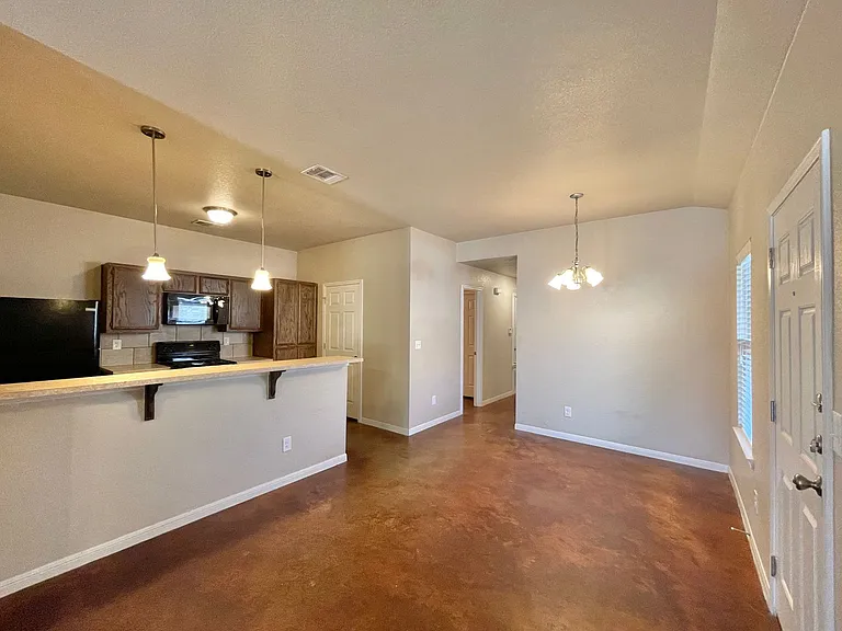 928 Maplewood St — Photo 4