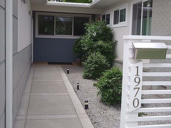 Entry way | towards kitchen
