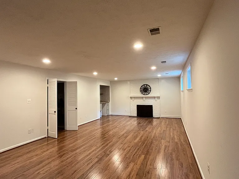 6833 Melrose Dr — Photo 22