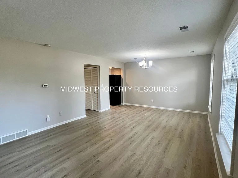 Stunning 2 Story townhome w/ outdoor Maintenance provided — Photo 5