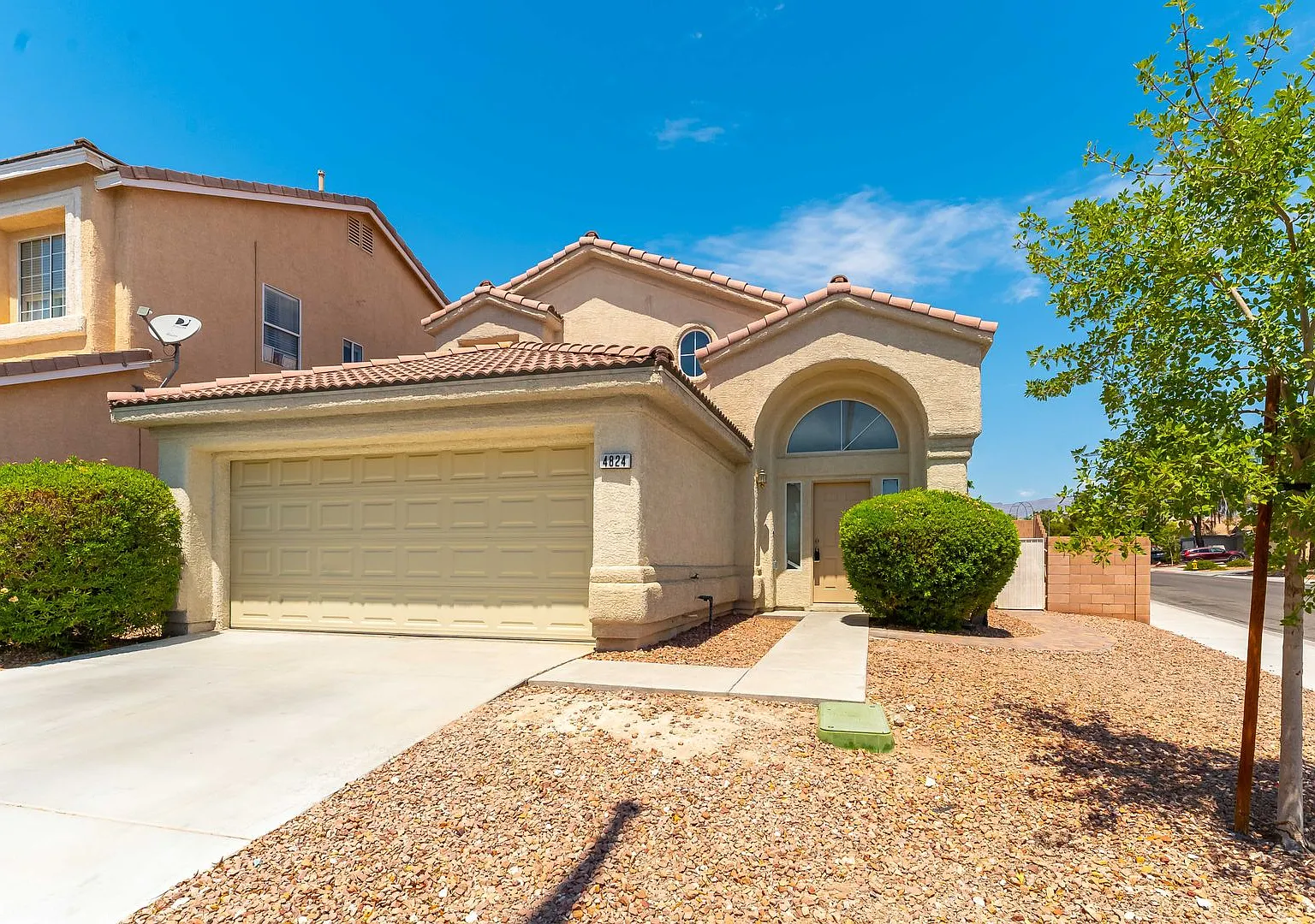 3 Bedroom House with Pool — Photo 2