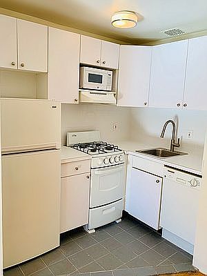3rd image of 162 W 75th St APT 5R