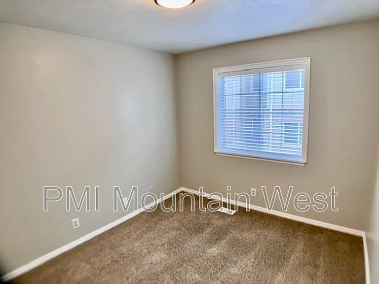 567 N 200 E #3 — Photo 24