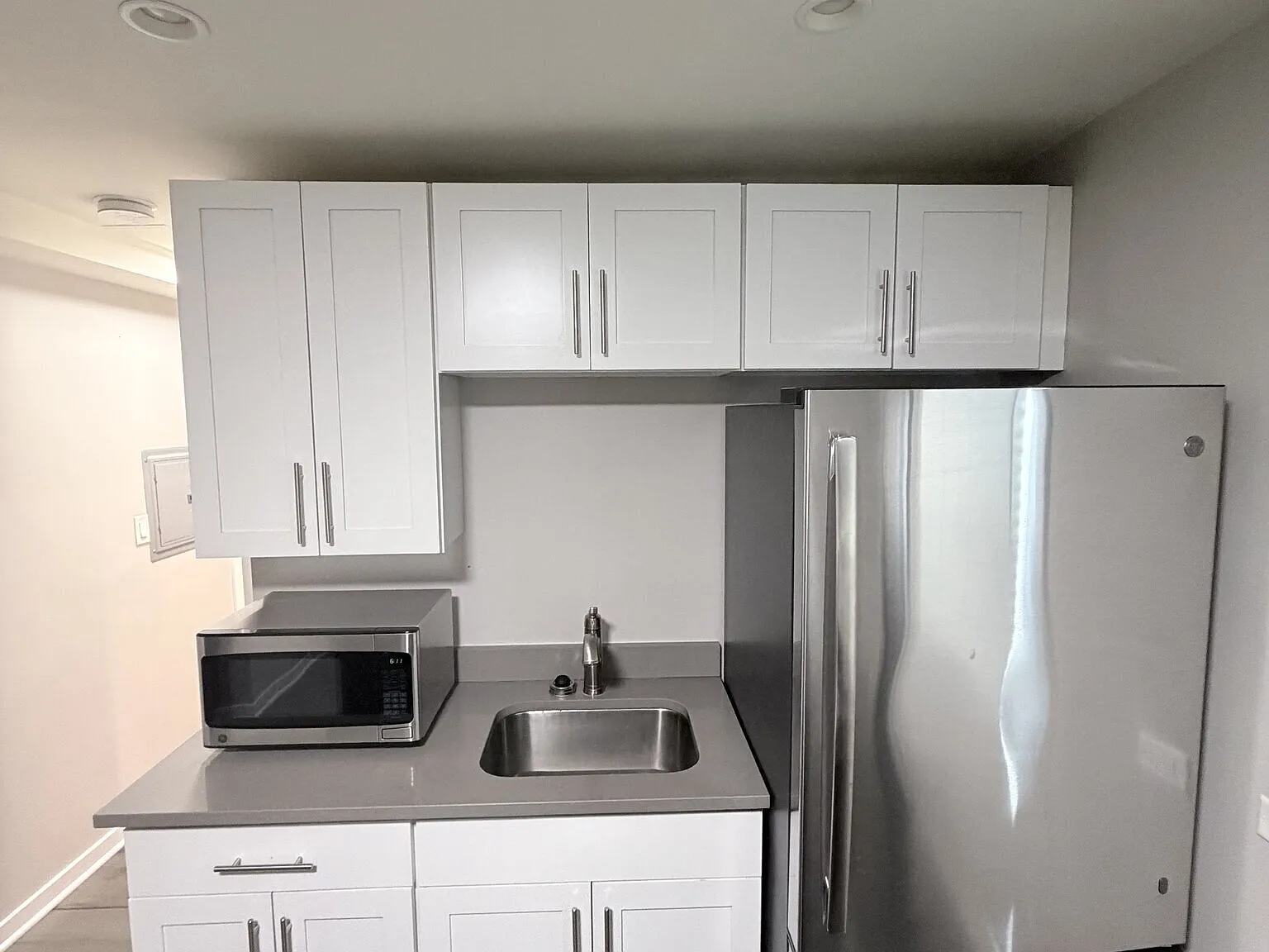 Charming 1 Bedroom 1 Bathroom Near Downtown Naperville — Photo 3