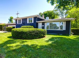 1001 Silver Lake Rd, Cary, IL 60013