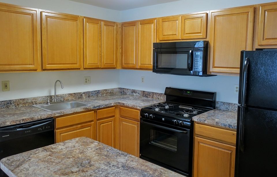 1st image of 807 Diamond Dr