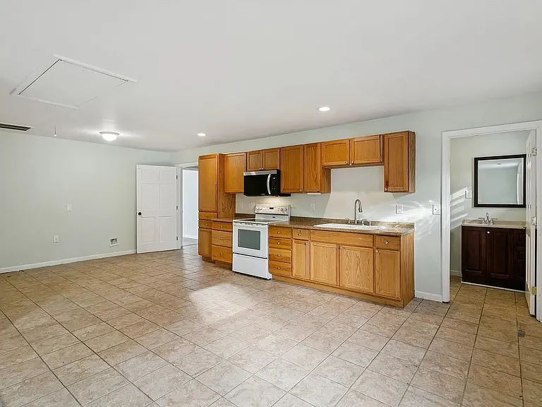 8157 Sheffield Dr — Photo 7