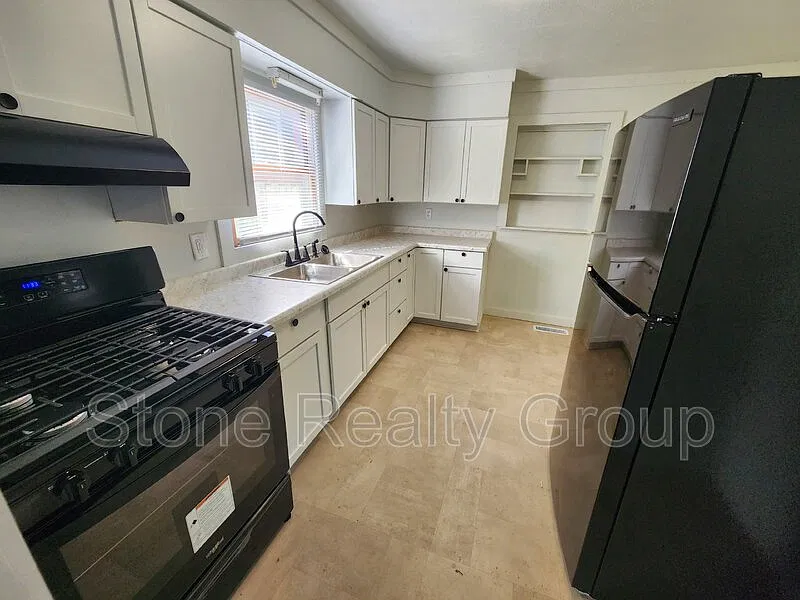 3 bed, 1.0 bath, $1,300 — Photo 4