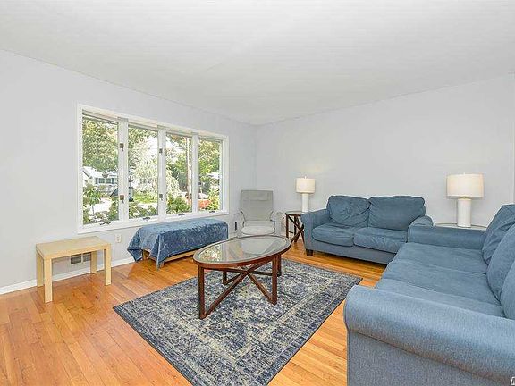 3rd image of 8 Arrow Ln