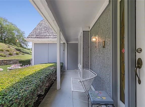 4th image of 15814 Meadow Ln
