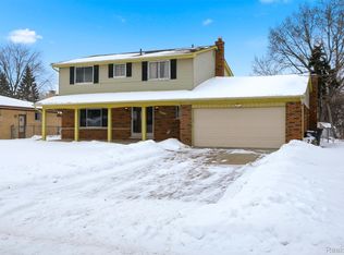 39563 Cadborough Dr, Clinton Township, MI 48038
