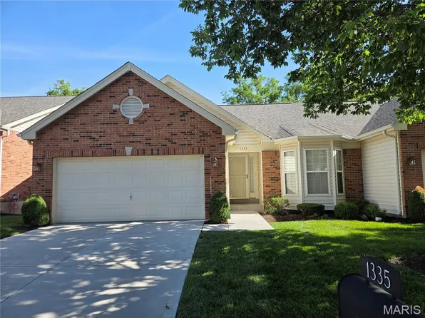 1335 Kensington Way Dr, Ballwin, MO 63011