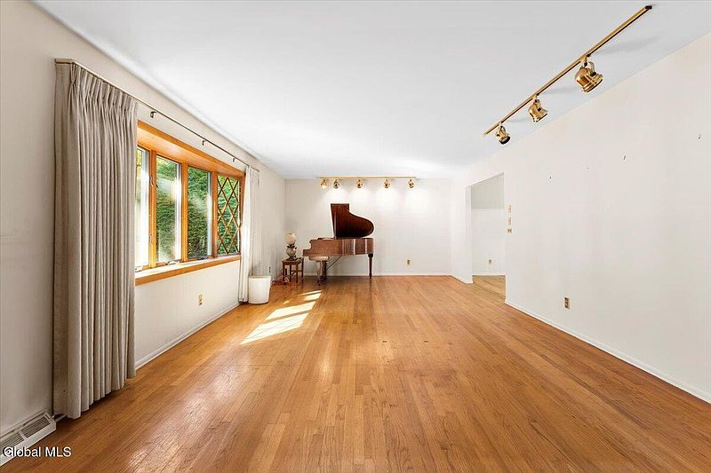 5th image of 50 Emerick Lane