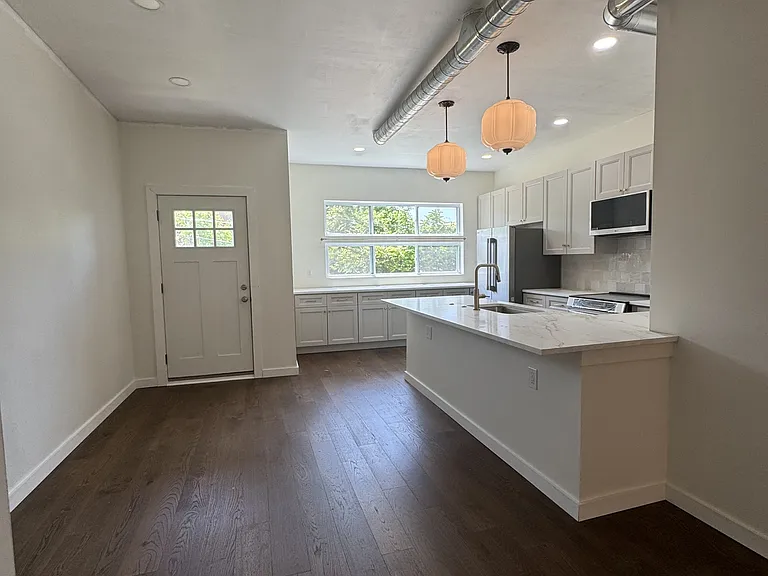510 Winfield St — Photo 9