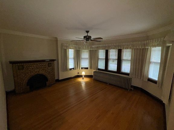 4th image of 2842 Wisconsin Ave