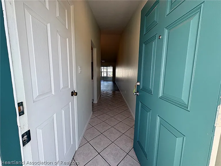 406 Stephen Dr — Photo 2