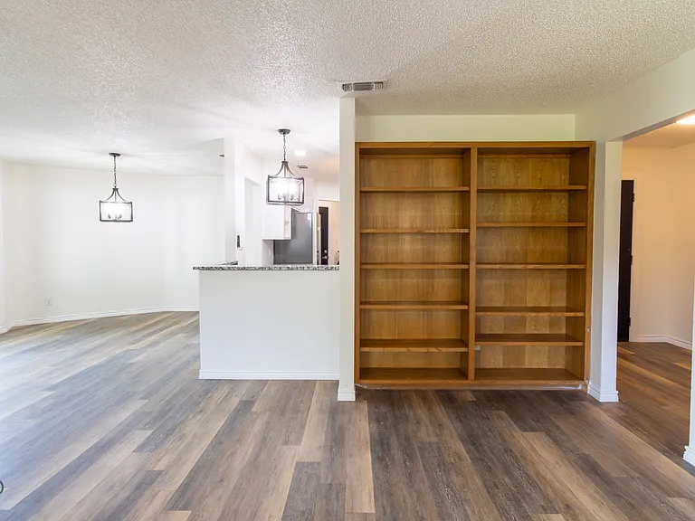 1214 Sycamore Dr — Photo 3