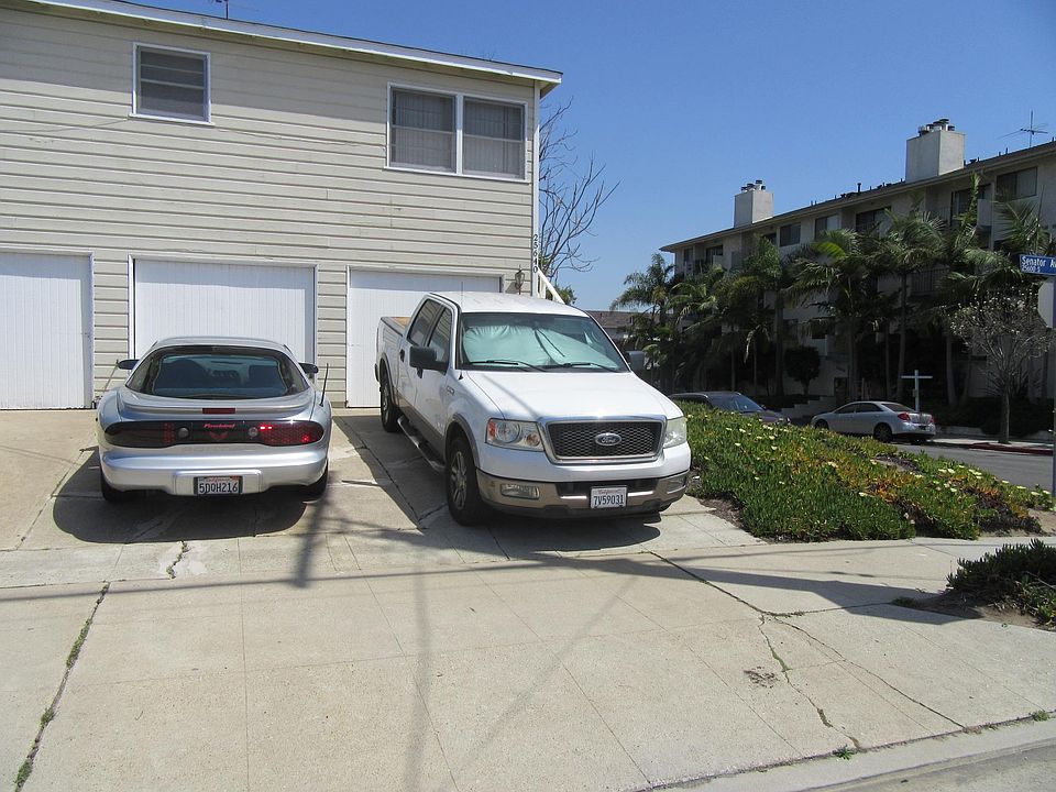 SINGLE CAR GARAGE WITH ADDITIONAL PARKING