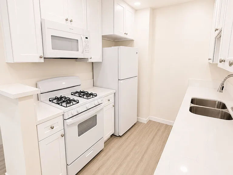 534 N Hayworth Ave #104 — Photo 6
