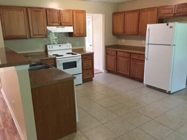4 bed, 2.5 bath, 2208 sqft, $2,000 — Photo 3