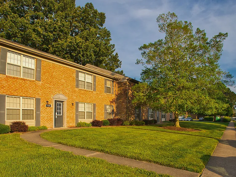 Emerald Point Apartments & Townhomes — Photo 22