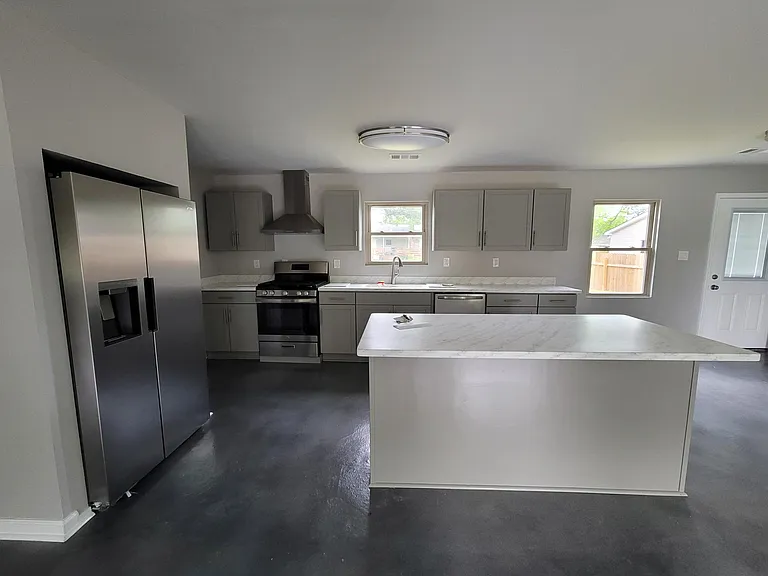 525 E Loyola Dr — Photo 6
