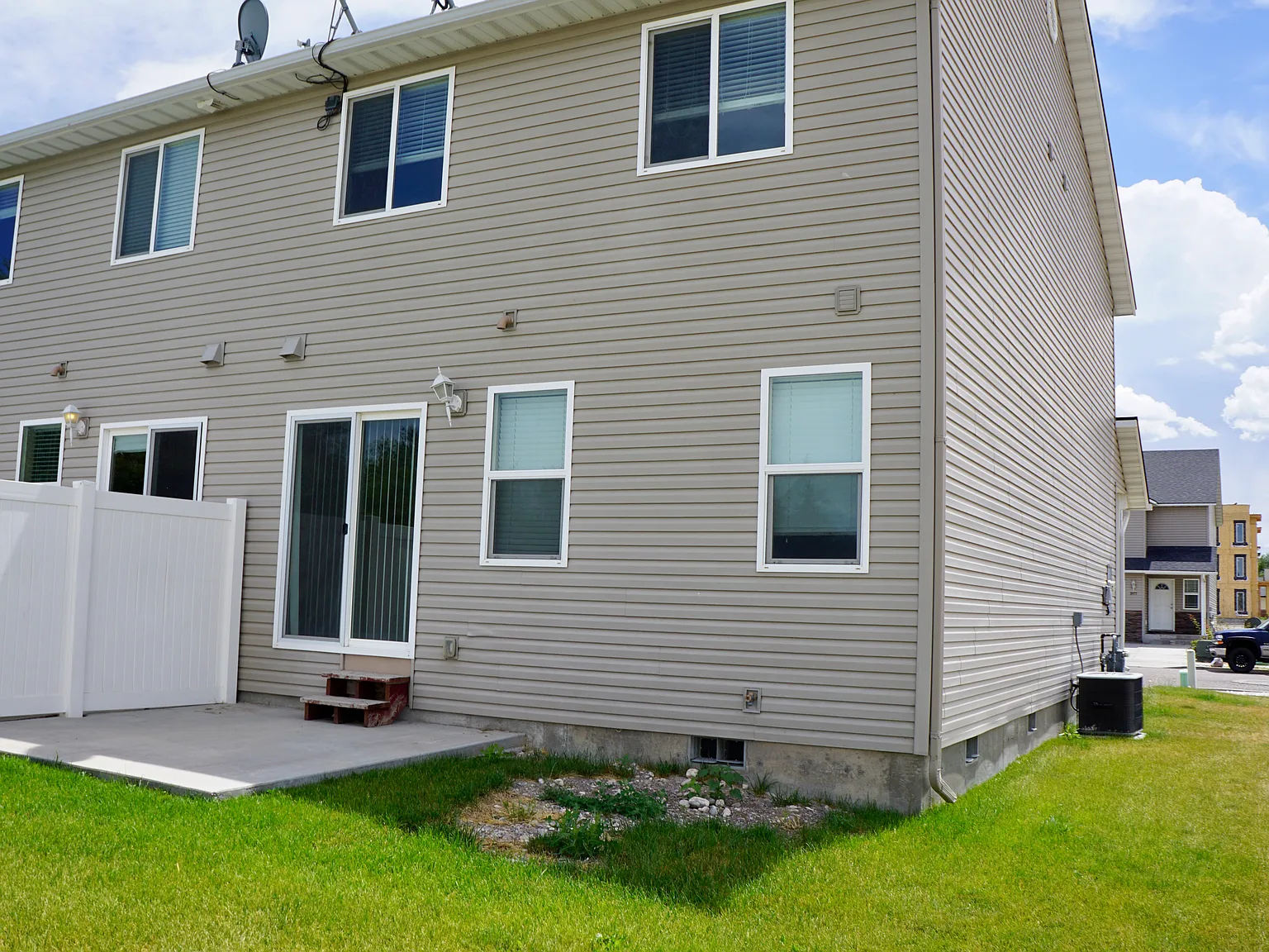 3 bed, 1.5 bath, 1304 sqft, $1,600 — Photo 2