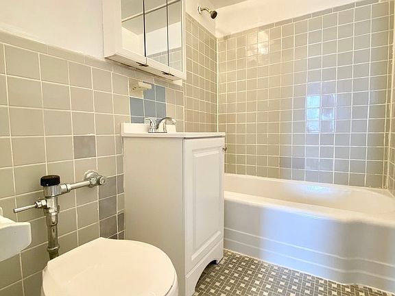 5th image of 200 E 17th St APT 5B