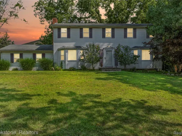 5652 Tequesta Dr, West Bloomfield, MI 48323