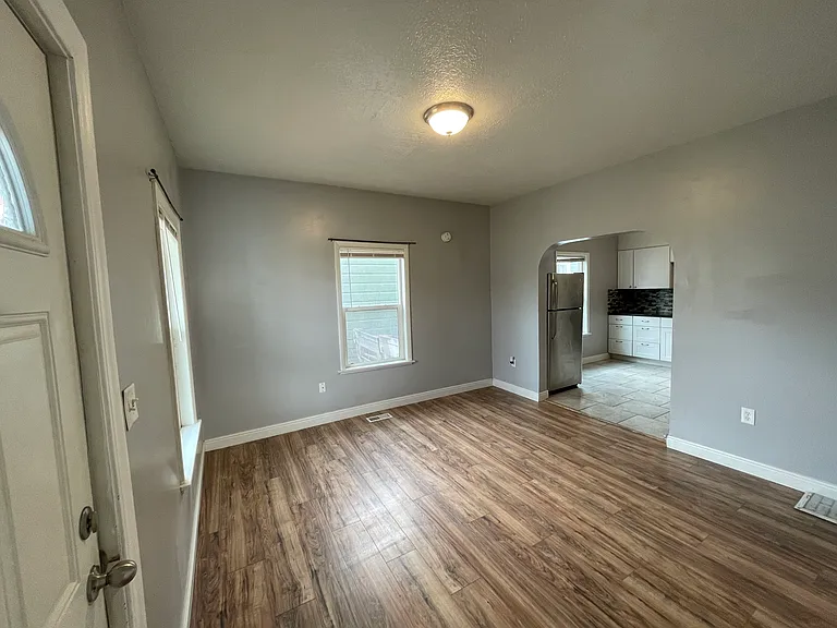 2429 B Ave — Photo 2
