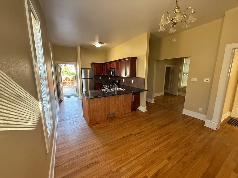 915 E Routt Ave — Photo 4