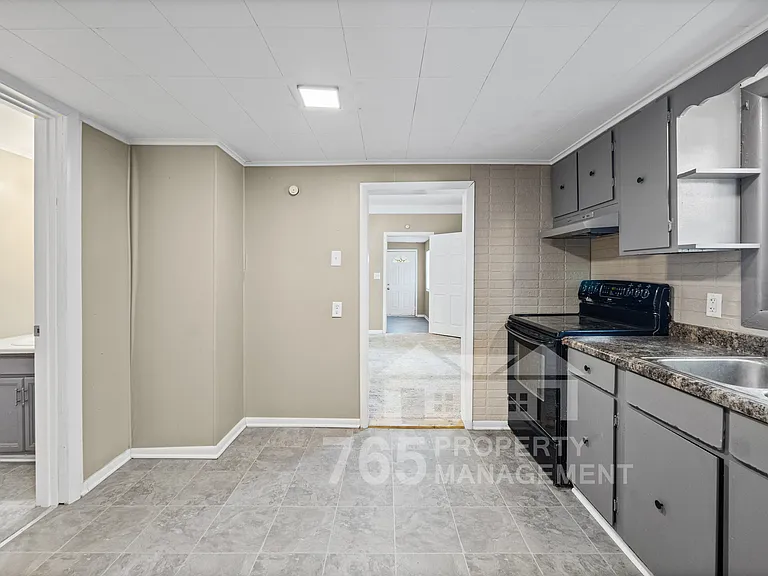 1706 Everett St — Photo 13