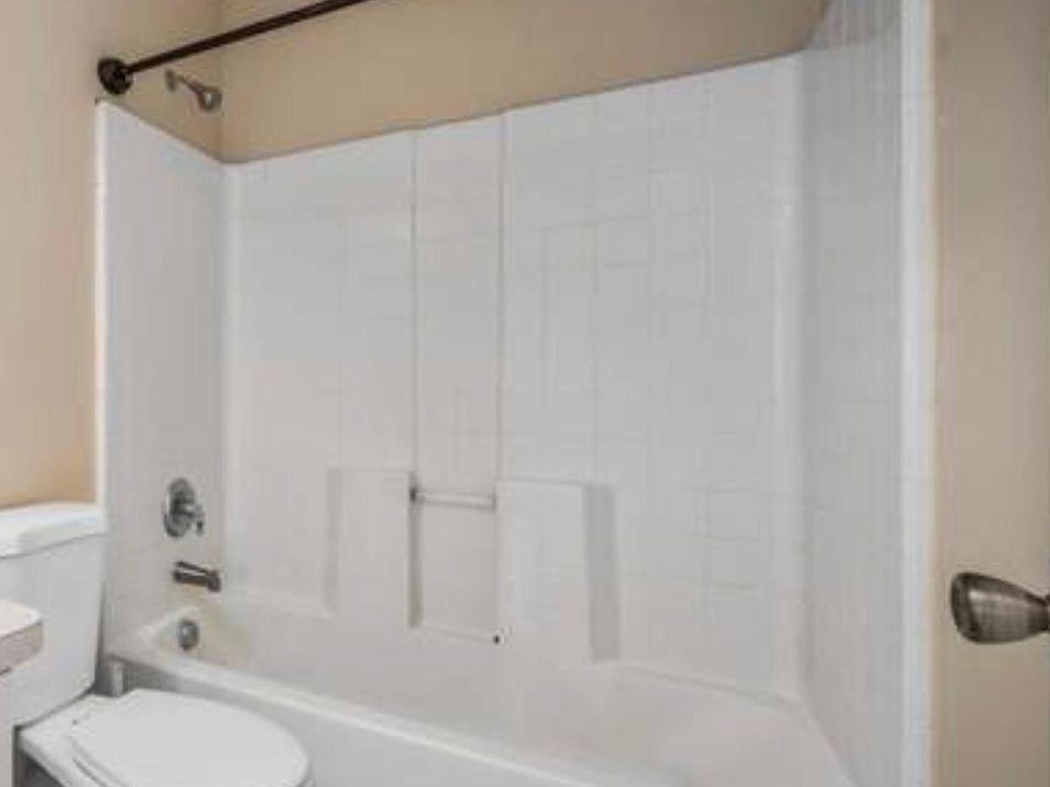 1st image of 424 NE Oleander Ave