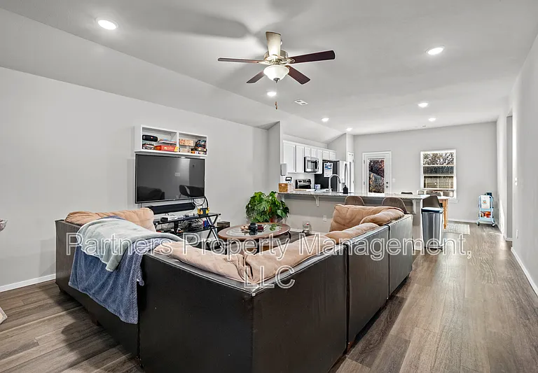 1121 E Sparrow Cir — Photo 3
